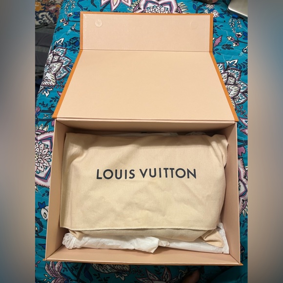 Louis Vuitton-Vaugirard-Retired Design- Brand New- Authentic - Picture 3 of 15